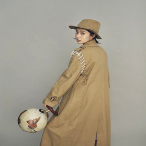 王子璇秋季写真个性十足 如油画少女优雅复古