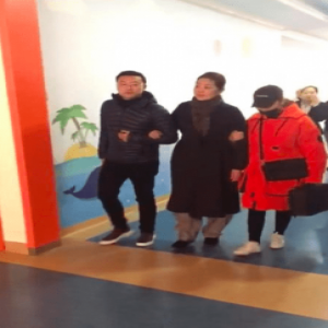 59岁倪萍瘦身20斤后录节目 走路被两人搀扶着