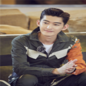 杜江头绑发带突破新造型 张翰面带微笑心情大好