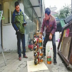 武汉男子自制飞行器十余年花百万 多次自驾坠地受伤