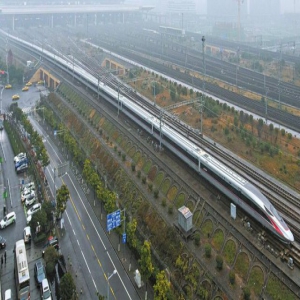 超长版时速350公里“复兴号”动车组亮相京沪高铁