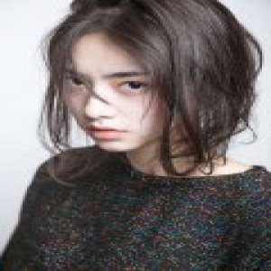 王若珊最新写真曝光 攻气少女机灵古怪秒变表情包