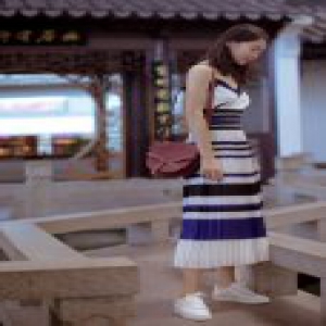 金晨出发纽约时装周 皮肤白皙笑容满面