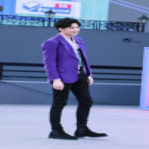 摩登兄弟录制《中国音乐公告牌》现场粉丝集体婚纱应援