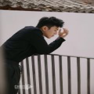 王冠逸秋日写真大片曝光 呆萌“海兰察”化身忧郁少年