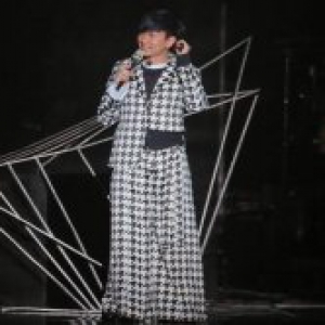 林俊杰裤子掉了 淡定应对化解尴尬