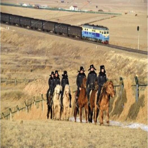 内蒙古草原铁路骑警队：零下20℃的巡线之路