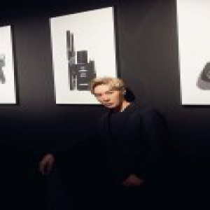 小P老师出席品牌活动 全黑造型精致不凡