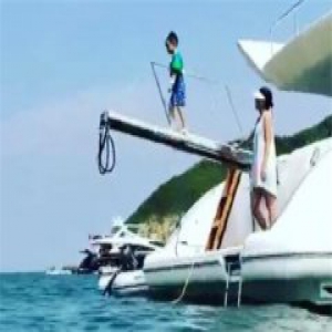 Jasper表演跳海 给妈妈应采儿庆生