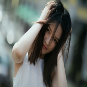 李沁最新米兰街拍曝光 清凉背心大秀好身材