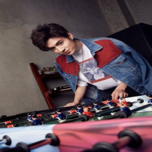 超新星夏宁骏街拍曝光 帅气笑颜尽显青春活力