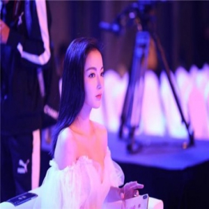 青年演员卓霖出席新媒体影视周 开闭幕清新亮相夺人眼球