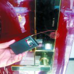 网传＂小黑盒＂轻松开锁 实验：无防护功能易被破解