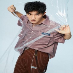 《凉生》何志龙最新大片曝光 时尚帅气“男友力爆棚”