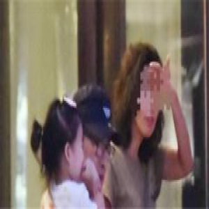 汪峰全家聚餐 章子怡和继女宛如姐妹