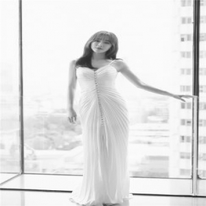 秦岚白色吊带裙仙气十足 新发型空气刘海儿获赞