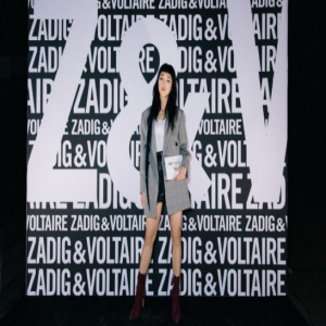 yamy现身巴黎时装周 西装短裤叛逆范儿十足