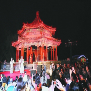 颐和园点亮“鹊桥”“银河”