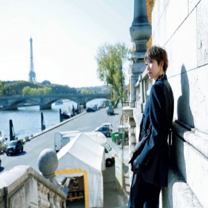 主持人紫檀巴黎街拍曝光 时尚穿搭尽显大长腿