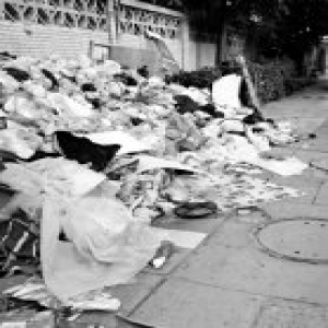 宏盛家园半年两次堆起＂垃圾山＂ 熏得居民不敢开窗