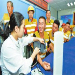 关爱建筑工 夏日送健康