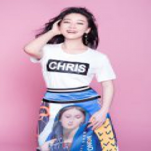 苗圃新写真复古甜美 豁达自黑最“老”千金