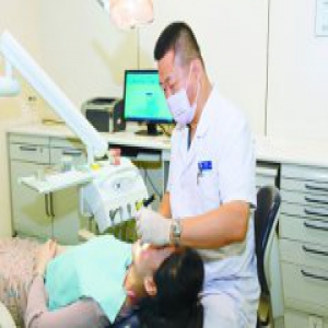 正畸科门诊迎战＂最高峰＂ 一名医生三台牙椅连轴转