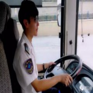 对话山东网红公交小哥：五星级驾驶员 抖音达人！