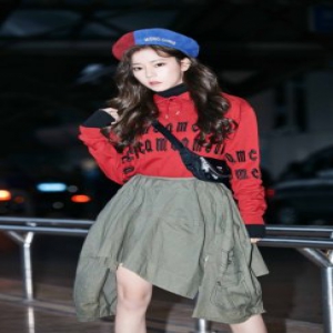 火箭少女101紫宁启程前往巴黎时装周 四大品牌头排看秀安排上了