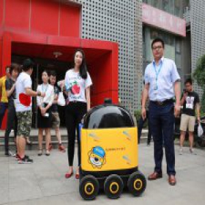 苏宁小店升级：无人车上岗，世界杯主题店面世