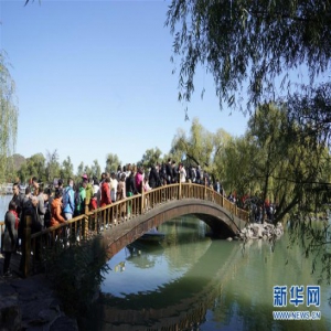 河北承德：避暑山庄游人如织
