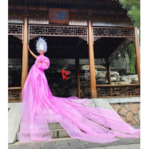 万云峰“环保粉色”长裙曝光 飘逸搭配荣登VOGUE