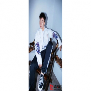 释小龙诠释中国风元素 气质儒雅风度翩翩