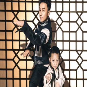 释小龙晒自己与童年照合影 创意十足萌翻网友