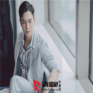 “灰马王子”盛一伦现身贵阳 利落西服演绎早春风尚