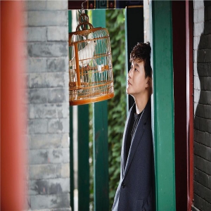 李超质感写真曝光 灰色系着装尽显绅士风度