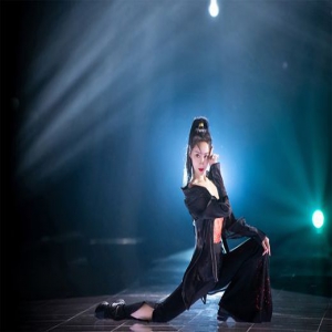 《乘风破浪的姐姐2》开播大热 吕一舞台表现力引热议