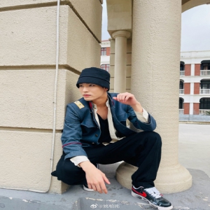 姚明明与女生亲吻视频曝光 姚柏南发文道歉称5年未联系