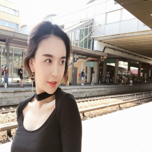 吕佳容抵达米兰！清新自拍照开启时装周闪耀之旅