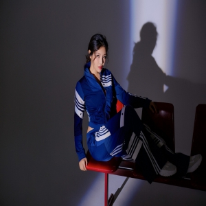 徐冬冬妩媚诠释高级运动蓝 细腰翘臀坐姿豪放太酷了