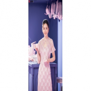 吕佳容元宵修身旗袍写真曝光 温柔白月光展明媚笑容