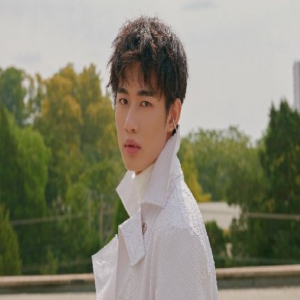 大长腿警告！新人演员易恒写真帅气俊朗