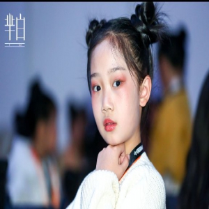 乐模星童模余琪 荣耀登陆2019中国国际时装周T台