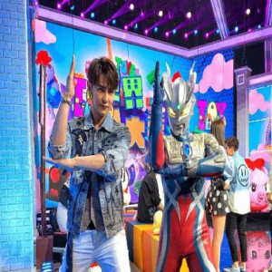 汪东城微博曝料图片 台前摆起奥特曼多变poes