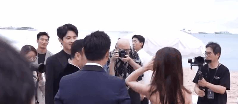 周冬雨刘昊然曝恋情后首同框！相视一笑女方显直接，男方害羞转头(图4)