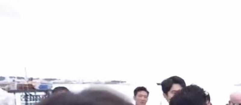 周冬雨刘昊然曝恋情后首同框！相视一笑女方显直接，男方害羞转头(图5)