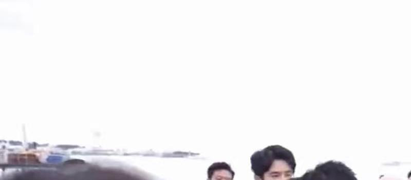 周冬雨刘昊然曝恋情后首同框！相视一笑女方显直接，男方害羞转头(图6)