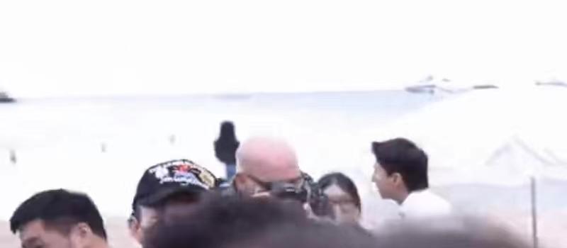 周冬雨刘昊然曝恋情后首同框！相视一笑女方显直接，男方害羞转头(图9)