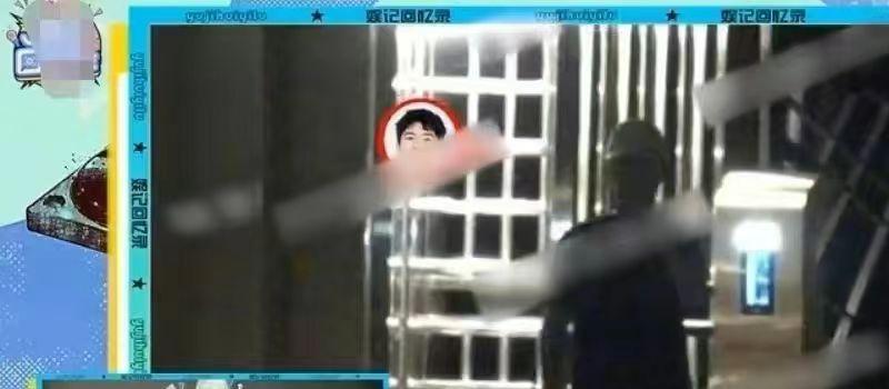 周冬雨刘昊然曝恋情后首同框！相视一笑女方显直接，男方害羞转头(图11)