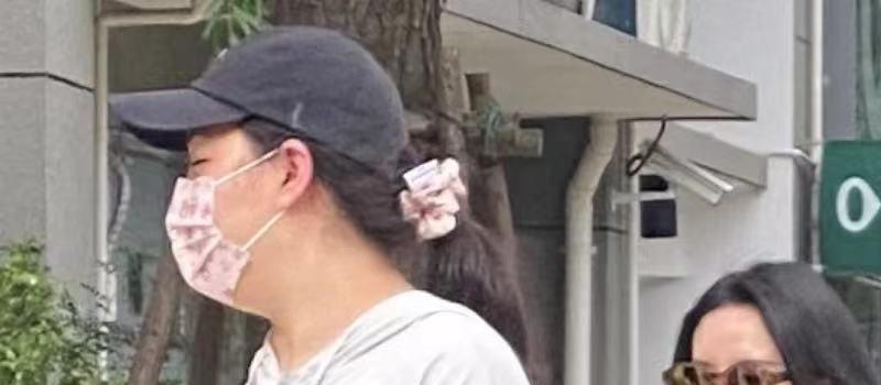 43岁董洁街头被偶遇！手冒青筋腿比胳膊细，弓腰驼背瘦成大头娃娃(图3)